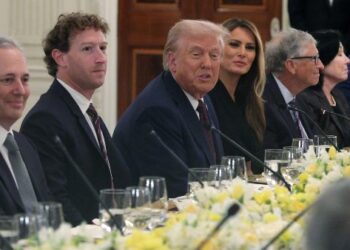 الولايات المتحدة.. "ميكروفون مفتوح" يورّط زوكربيرغ في "اعتراف محرج" أمام ترامب