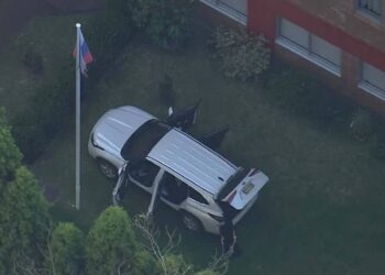 أستراليا.. سيارة تقتحم بوابة القنصلية الروسية في سيدني (فيديو)