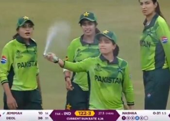 "بخاخ" يشعل أزمة بين سيدات الهند وباكستان بالكريكيت (فيديو)